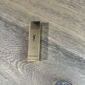 YSL Tatouage Couture Metallics líquido mate mancha de labios/0,2 oz. Disturbios de oro rosa 104 - Imagen 1 de 5