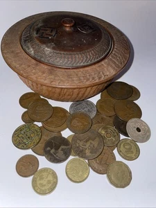 Monedas antiguas y vintage en su mayoría de los territorios del Reino Unido y el Reino Unido en caja de madera redonda tallada - Imagen 1 de 13