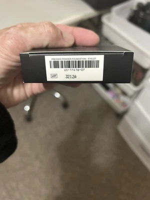 Tez Younique + polvo prensado en ojales Foto 1 de 2