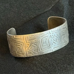 PLATA ESTERLINA DISEÑO GEOMÉTRICO BRAZALETE ARTESANAL 36,8 GRAMOS - Imagen 1 de 11