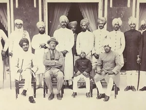 India Fotografía de colección Niño pequeño príncipe y sus nobles 11 pulgadas x 8 pulgadas - Imagen 1 de 6