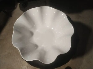 Weiße Melamin runde Rüsche 13 Zoll Schüssel ~ Servieren oder Dekorieren ~ NICHT MW sicher - Bild 1 von 3