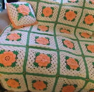 Vintage Handarbeit gehäkelt 3D Blumen Oma Afghan Decke 48x76" und Kissen - Bild 1 von 5