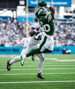 Breece Hall Jump Catch New York Jets 8x10 NFL Football Photo - Picture 1 of 1