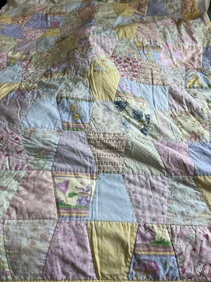 Manta acolchada hecha a mano para bebé niño 64 pulgadas X 49 pulgadas abuela en muy buena condición Foto 1 de 4