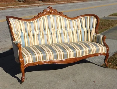 Sofá victoriano de nogal Foto 1 de 4