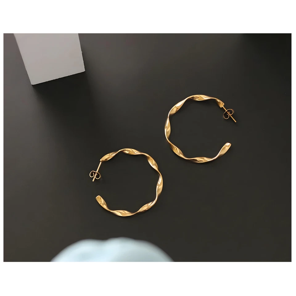 Pendientes C retorcidos de oro de 18 quilates de lujo. Lindo pasador minimalista con borla colgante de aro Foto 1 de 4