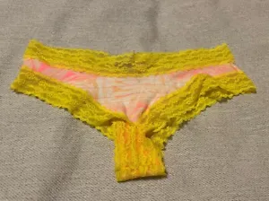 NWT VICTORIA'S SECRET MEDIUM TROPICAL/PALM YELLOW LACE RARE CHEEKY PANTIES - Picture 1 of 6