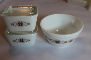 Vtg PYREX T&C Cross Stitch Snowflake 401 Bowl + 2 Matching Refrig 501 w/ Lids - Picture 1 of 7