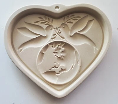 The Pampered Chef 2002 Family Heritage Stoneware Peace on Earth Cookie Mold USA - Image 1 of 4