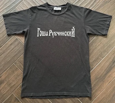 Camisa negra con logotipo de Gosha Rubchinskiy ropa de calle talla mediana Foto 1 de 4
