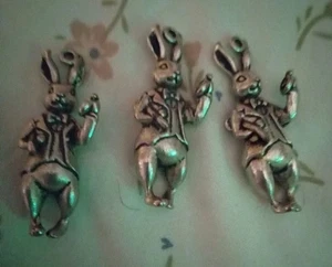 3 Silber Zweiseitig Alice im Wunderland Hase Kaninchen Großer Tropfen Charms - Bild 1 von 3
