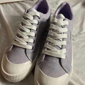 Sneakers casual da donna nuove con scatola ~ Rocket Dog allegre tela cotone taglia 9,5 M lilla - Foto 1 di 7