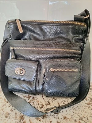 Bolso de hombro Brighton de cuero negro simulado de piel de serpiente Foto 1 de 4