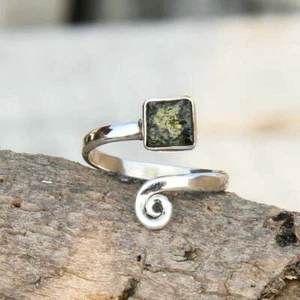 Splendido anello regolabile in argento sterling 925 con pietra grezza Moldavite misura 6 - Foto 1 di 5