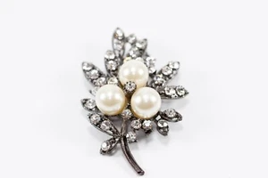 GORGEOUS ARTIFICAL PEARL CRYSTAL ENCRUSTED LEAF BROACH BLACK PLATED NO.29 - Picture 1 of 3