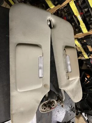 Parasoles laterales para conductor y pasajero Jeep Grand Cherokee 2005-2007 OEM  Foto 1 de 3