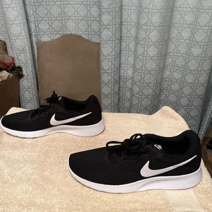Scarpe Nike Tanjun nere bianche taglia 10,5 uomo 12 donna nuove - Foto 1 di 5