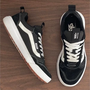VANS Range EXP Mens 7 (W's 8) Black/White Suede Casual Skate Sneakers Outdoor - Picture 1 of 11