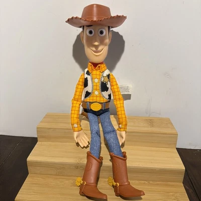 迪士尼皮克斯玩具总动员会说话的伍迪 15 英寸拉绳娃娃 Thinkway 工作得很好! — 第 1/4 张图片
