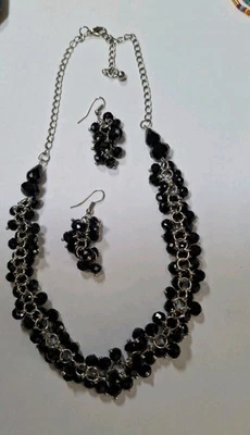 Juego de collar y pendiente vintage de vidrio facetado negro cadena plateada Foto 1 de 4