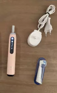 Oral-B iO5 Electric Toothbrush - Pink - Ultimate Clean Head Charger - Picture 1 of 7