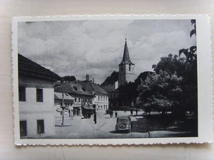 Gallspach O.Ö. – Hauptplatz mit Kirche – gelaufene AK 1953, Auto im Vordergrund - Picture 1 of 2