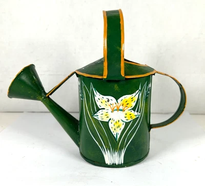 "MINI REGADERA Tole pintada a mano de metal con lirio de 7"" de alto hecha en Haití arte popular de colección" Foto 1 de 4