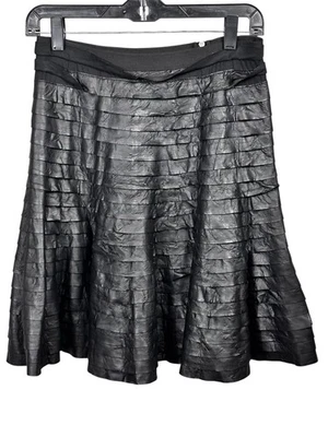Falda plisada de cuero sintético negra BCBG con textura en capas fiesta A gótica vanguardista talla XS Foto 1 de 4