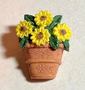 Flores amarillas pintadas a mano en maceta - botón de plástico - Imagen 1 de 3