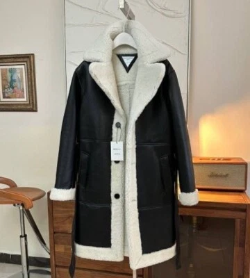 Abrigo de piel de oveja hasta las rodillas, blanco y negro, nuevo con etiquetas Foto 1 de 4