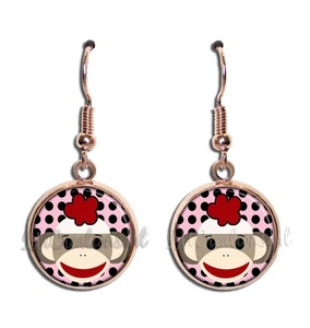 Pendientes colgantes de resina hechos a mano estilo lunares rosa mono calcetín tamaño 16 mm - Imagen 1 de 7