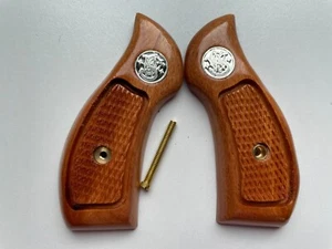 New Classic Panel Grip For S&W J Round Butt M60 Checkered Hardwood #JRD06 - Picture 1 of 8