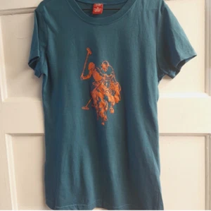 T-shirt a maniche corte blu U.S Polo Assn; taglia M - Foto 1 di 3