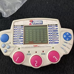 Gioco portatile Tiger Jeopardy vintage 1999 testato e funzionante con istruzioni. Bello - Foto 1 di 14