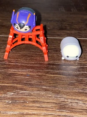 Disney TSUM TSUM винил BIG HERO 6 Hiro BAYMAX лот из 2 средний и стойка - Изображение 1 из 4