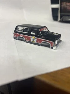 NUOVO AUTO WORLD #185 GOODYEAR '77 CHEVY BLAZER XTRACTION HO Slot Car CORPO - Foto 1 di 8