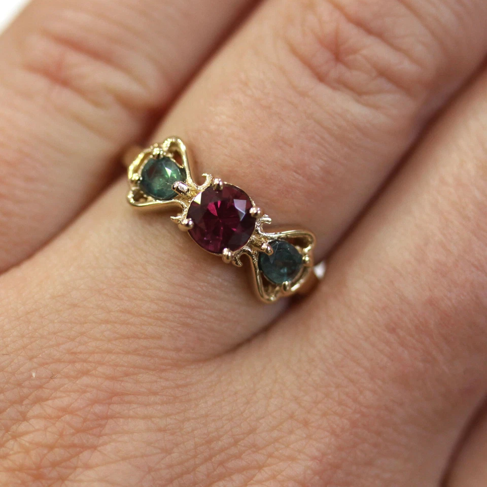 1.3 ctw Natural Alexandrite & Pink Tourmaline Solid 14k Yellow Gold 3 Stone Ring - Image 1 of 4