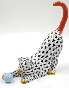 HERMOSA PORCELANA HEREND ESCALA DE PESCADO NEGRO RED GATITO GATO JUGANDO PELOTA 15309 - Imagen 1 de 5