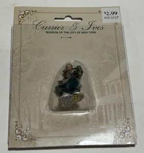 Figurina Currier & Ives Museum New York 2000 - bambina con piccolo albero di Natale - Foto 1 di 2