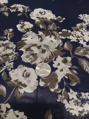 Estampado floral de gasa por yarda color blanco y azul marino Foto 1 de 4