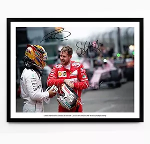 LEWIS HAMILTON SEBASTIAN VETTEL DRUCK POSTER FOTO WANDKUNST F1 2017 GERAHMTES GESCHENK - Bild 1 von 3