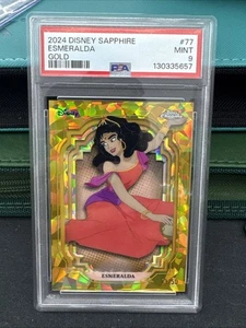 2024 TOPPS CHROME DISNEY SAPPHIRE ED GOLD #77 ESMERALDA 33/50 PSA 9 - Foto 1 di 2