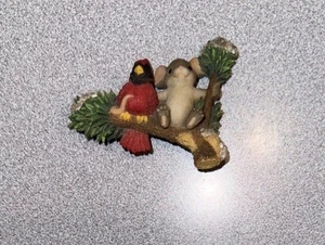 Charming Tails Pin Mackenzie Mouse Cardinal Snow Branch Fitz & Floyd 2002 - Picture 1 of 7