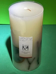 Vela de vacaciones Place & Tme ~ SPICED APPLE TODDY 3" X 6" ~ Elementos integrados - Imagen 1 de 6