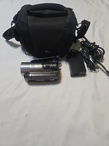 Canon VIXIA HF200 HD Flash Memory Camcorder 15x Opt Zoom Charger & Shoulder Bag - Imagen 1 de 12