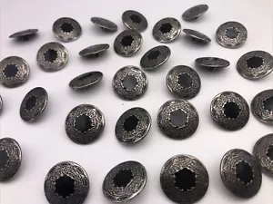 Bottone rotondo gambo argento con bordo foglia geroglifici strass neri 21 mm D811G - Foto 1 di 8