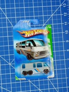 2009 Hot Wheels Treasure Hunts GMC Motorhome Metalflake Silver - 1:64 Diecast - Picture 1 of 5
