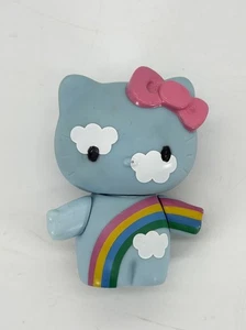 "Figura de colección 2007 Sanrio Japón Hello Kitty X Urban Outfitters Rainbow 3"" RARA" - Imagen 1 de 3