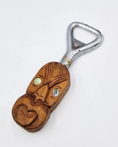 ABRIDOR DE BOTELLAS TIKI DE MADERA TALLADA MAORÍ OJOS CONCHA DE ABULÓN c1970 NUEVA ZELANDA - Imagen 1 de 3